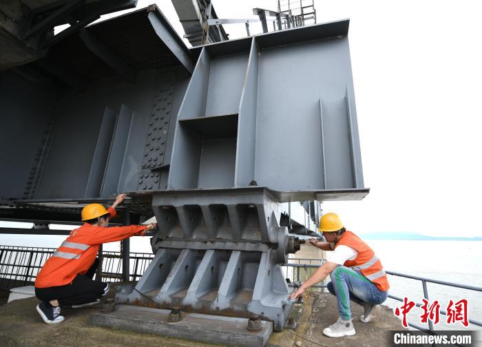鄱陽(yáng)湖水位超警戒線多措并舉確保大橋安全