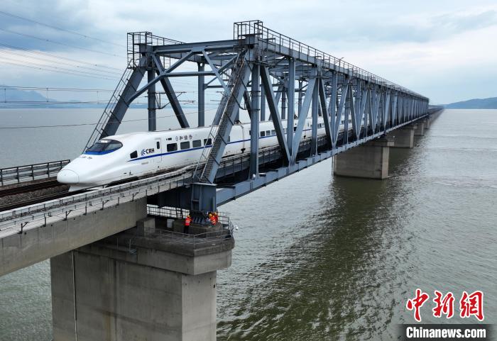 一列高鐵從九景衢鐵路鄱陽(yáng)湖大橋通過(guò)?！『鷩?guó)林 攝