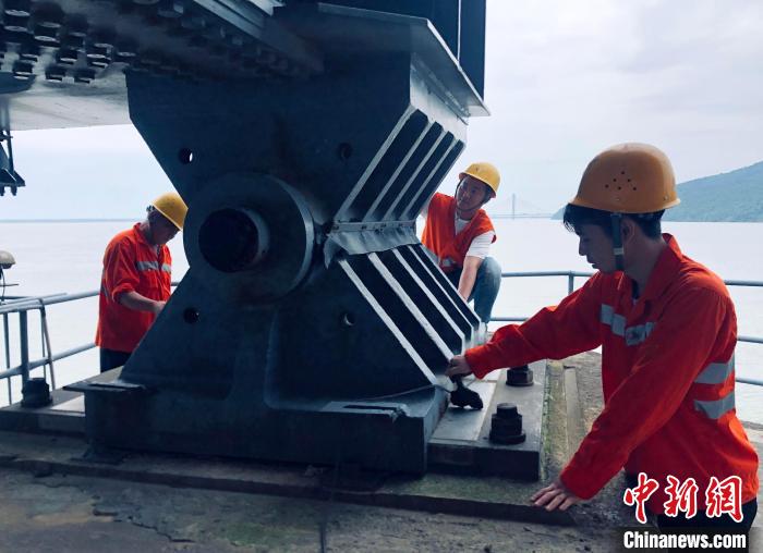 6月24日，南鐵九江橋工段的橋梁工正在九景衢鐵路鄱陽(yáng)湖大橋上對(duì)高強(qiáng)度螺栓進(jìn)行檢查更換?！?黃旸 攝
