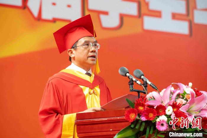 集大校長李清彪教授致辭?！⒔鹄?攝