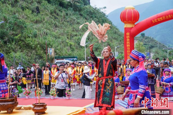 圖為布努瑤民眾在密洛陀始祖塑像前進(jìn)行祭祀。　陳冠言 攝