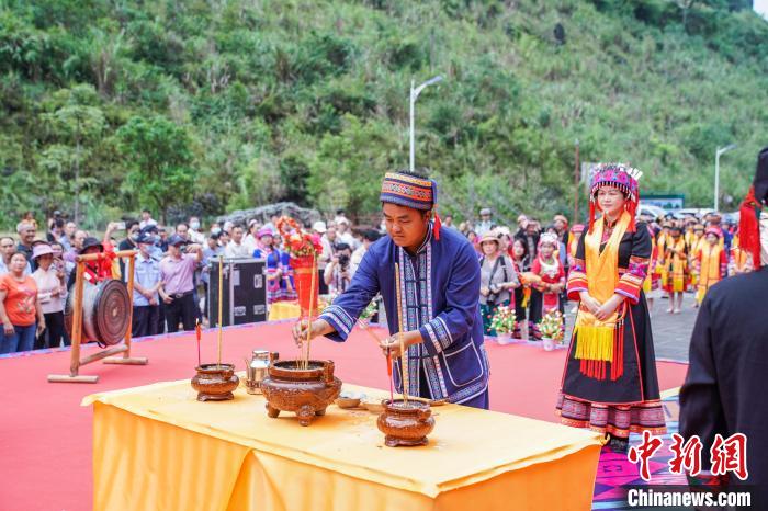 圖為布努瑤民眾在密洛陀始祖塑像前進(jìn)行祭祀。　陳冠言 攝