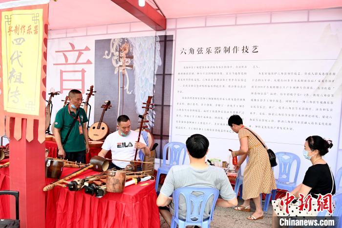 在福音展區(qū)，民眾體驗(yàn)樂器?！埥鸫?攝