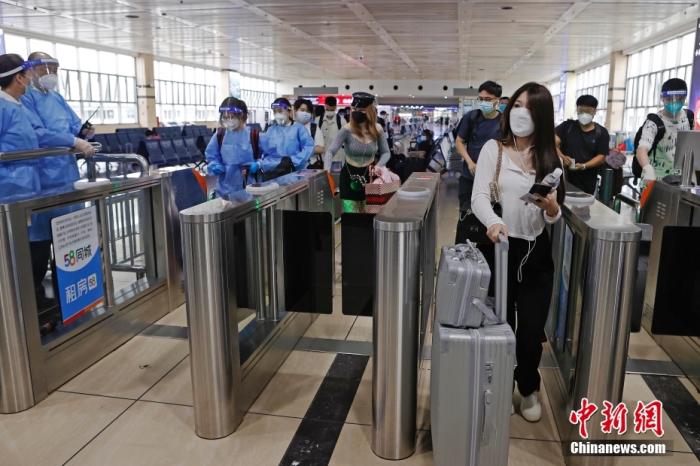 6月10日，旅客在鐵路上海站依次有序驗(yàn)票進(jìn)站。 <a target='_blank' href='/'>中新社</a>記者 殷立勤 攝