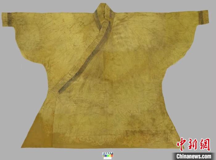 圖為修復(fù)后的元代袍服。　青海省文物考古研究所供圖