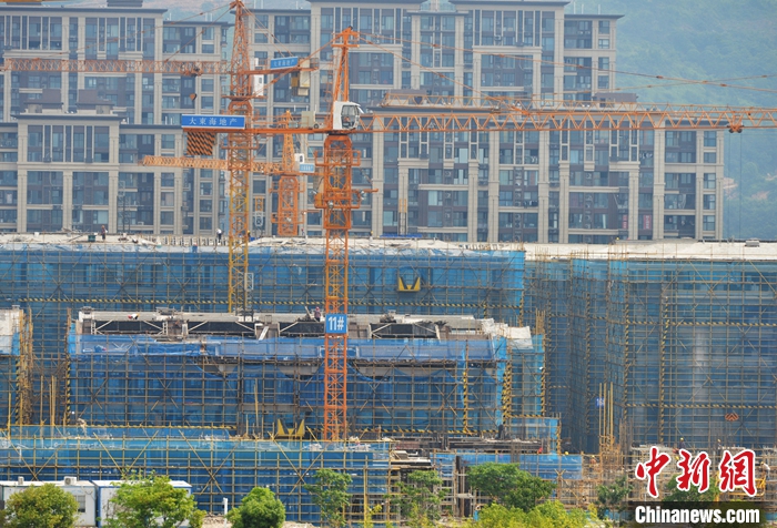 圖為6月30日，福建省寧德市一處正在建設(shè)中的樓盤(pán)。 <a target='_blank' href='/'>中新社</a>記者 張斌 攝
