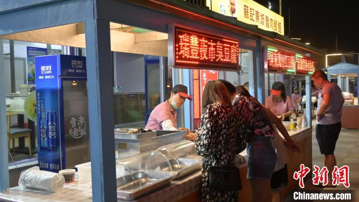 臺(tái)灣夜市美食吸引游客。　許雙萍 攝