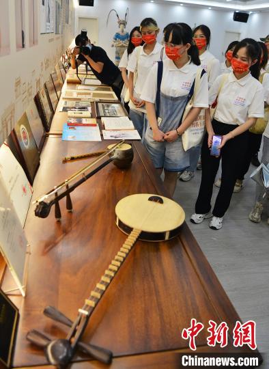 圖為參加研學(xué)體驗(yàn)營(yíng)的學(xué)生在福建省實(shí)驗(yàn)閩劇院參觀?！埍?攝