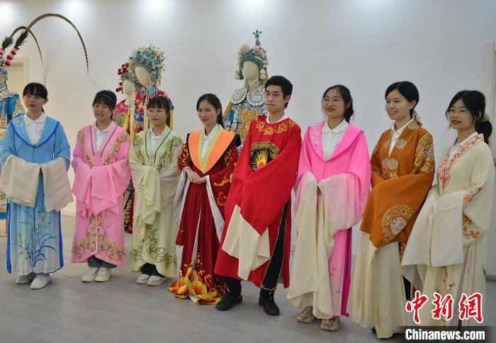 圖為穿著閩劇戲服的研學(xué)體驗(yàn)營(yíng)學(xué)生在拍照留念?！埍?攝