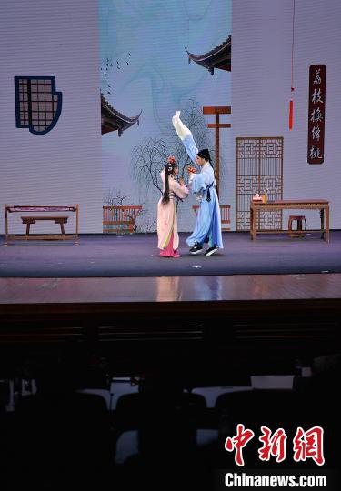 圖為研學(xué)體驗(yàn)營(yíng)的學(xué)生在觀看閩劇《荔枝換絳桃》?！埍?攝