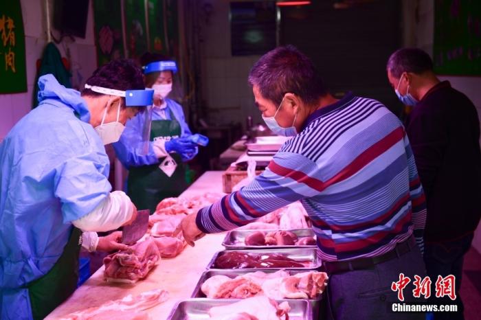 資料圖：上海崇明，居民在廟鎮(zhèn)集貿(mào)市場購買豬肉。 <a target='_blank' href='/'>中新社</a>記者 田雨昊 攝