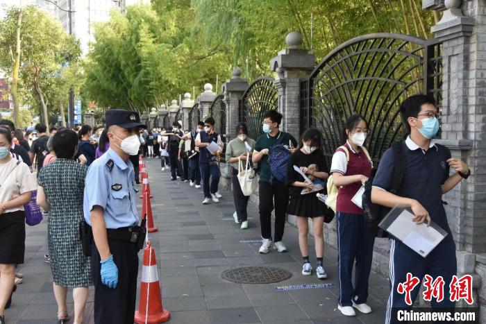 上海高考首日：應(yīng)對各種突發(fā)狀況警方“鐵騎”護(hù)考小分隊(duì)來了