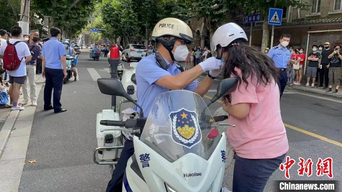 當(dāng)日8時45分許，在在護(hù)考民警郭澆的一路飛馳之下，考生小夏(化名)及時趕到了市西中學(xué)考點(diǎn)。　上海警方供圖