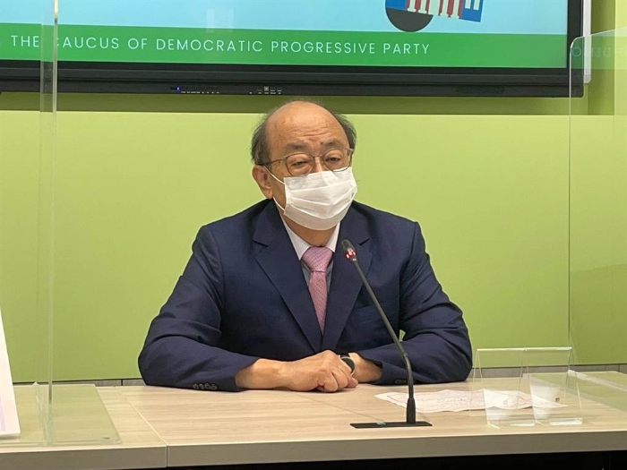 民進(jìn)黨立院黨團(tuán)總召柯建銘表示，世界在動亂中，臺灣也在動亂中，自己和幹事長鄭運鵬一起祝福安倍晉三早日康復(fù)。（葉書宏攝）