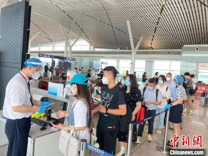 機(jī)場(chǎng)、火車站、景區(qū)“變忙”中國(guó)旅游業(yè)逐步回暖