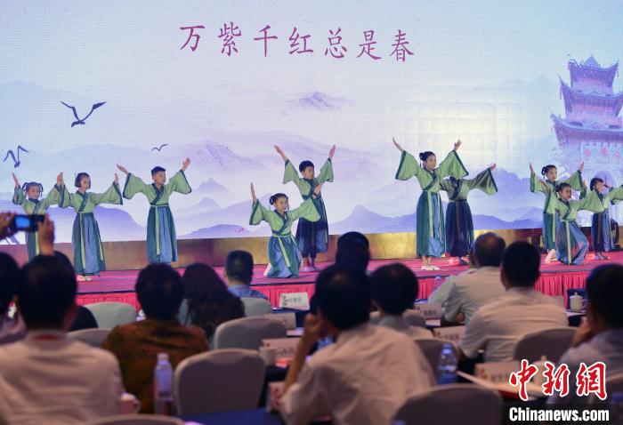 兩岸姓氏代表自編自演了“根”文化小節(jié)目，生動(dòng)展現(xiàn)中華姓氏文化的傳承與魅力?！埍?攝