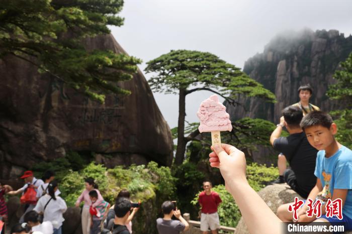 暑期旅游升溫，安徽黃山游人如織。　成展鵬 攝