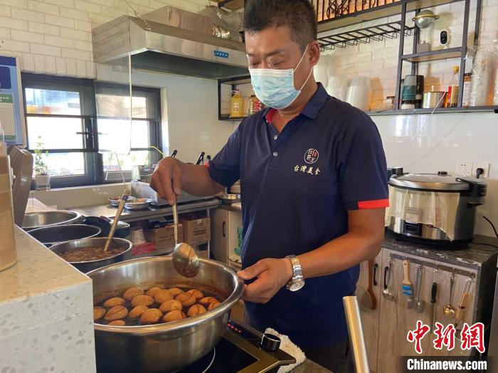 葉俊維為客人上餐。　林波 攝
