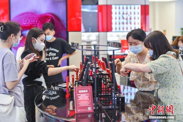 資料圖：顧客在中免集團(tuán)?？谌赵聫V場(chǎng)免稅店選購(gòu)化妝品。 <a target='_blank' href='/'>中新社</a>記者 駱云飛 攝