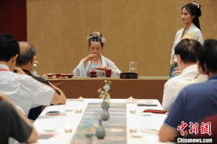 7月9日，兩岸青年品鑒兩岸茶?！〔號|京 攝