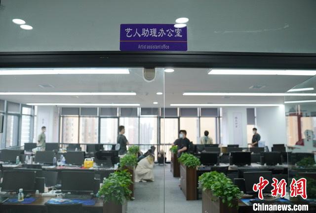 該詐騙團伙將女主播稱為藝人，藝人幕后都有主管、經紀人、助理?！?攝
