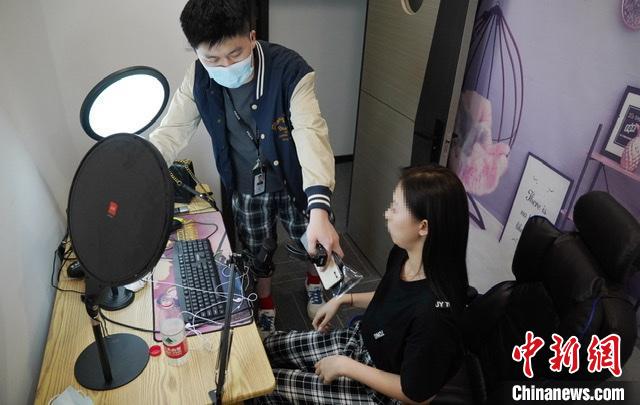 在抓獲的嫌疑人中，女主播有20多個。　國武 攝