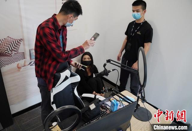 警方現場扣押150多件電子設備，搜出各種話術、人員績效表等物?！?攝