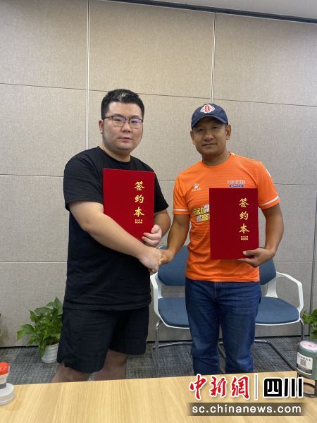 簽約現(xiàn)場。