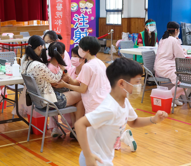 臺(tái)灣地區(qū)流行疫情指揮中心12日提醒，目前4歲以下輝瑞B(yǎng)NT疫苗到貨時(shí)間未定，建議家長(zhǎng)盡早安排家中幼兒，優(yōu)先接種莫德納疫苗。（圖源：臺(tái)灣“中時(shí)新聞網(wǎng)”）
