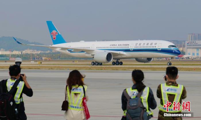 資料圖：2022年1月6日，南航兩架全新大型遠(yuǎn)程寬體A350-900型客機(jī)同時落戶廣東深圳，加盟南航深圳分公司，深圳迎來目前最大空客寬體客機(jī)。圖為A350-900型客機(jī)飛抵深圳寶安國際機(jī)場。 中新社記者 陳文 攝