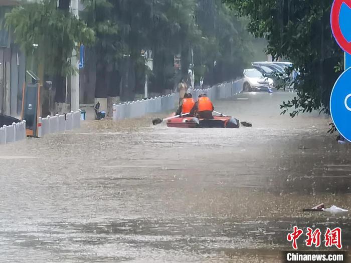 強降雨導致粵北韶關出現(xiàn)嚴重內(nèi)澇，救援人員在搜救被困人員(資料圖) 韶關市政府 供圖