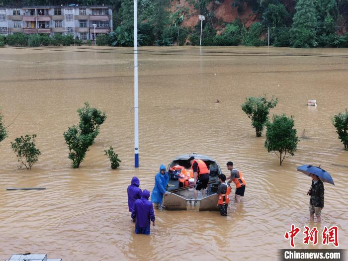 強降雨導致粵北韶關出現(xiàn)嚴重內(nèi)澇，救援人員在轉移被困人員(資料圖) 韶關市政府 供圖