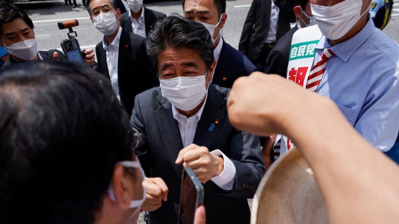 日本前首相安倍晉三7月8日在奈良進行參議院選舉助選演說時遭遇槍擊。（圖源：路透社）