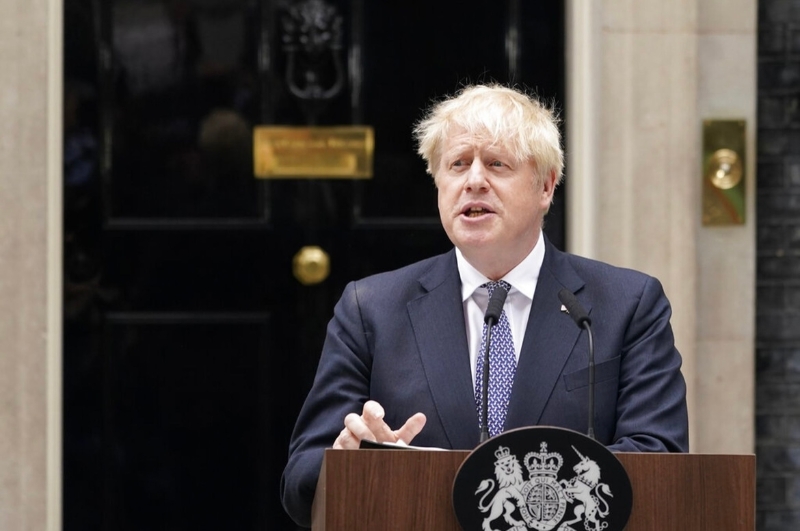 當?shù)貢r間7月7日，英國首相約翰遜在首相府外宣布辭職。（圖源：美聯(lián)社）