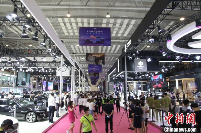 資料圖：2022第二十一屆青島國際汽車工業(yè)展覽會暨新能源汽車下鄉(xiāng)巡展活動(青島站)啟幕?！∫鹿诔?攝