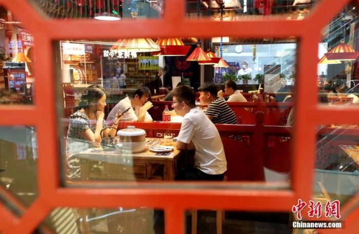 資料圖：6月9日，市民在北京豐臺區(qū)一餐廳內(nèi)就餐。 <a target='_blank' href='/'>中新社</a>記者 張宇 攝