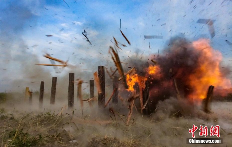 40℃高溫 武警上?？傟牎叭龑崱庇柧殤?zhàn)味十足