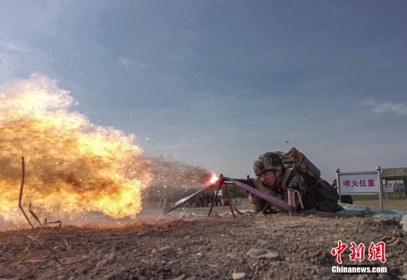 40℃高溫 武警上?？傟牎叭龑崱庇柧殤?zhàn)味十足