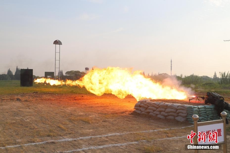 40℃高溫 武警上?？傟牎叭龑崱庇柧殤?zhàn)味十足