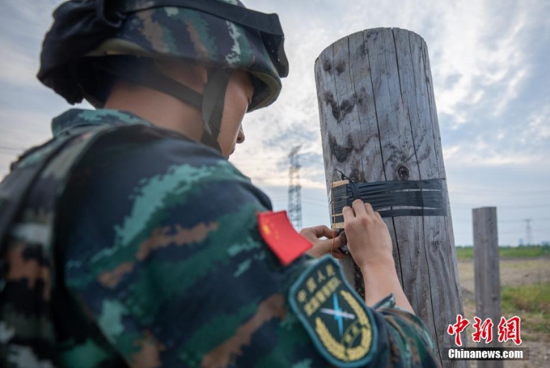 40℃高溫 武警上?？傟牎叭龑崱庇柧殤?zhàn)味十足