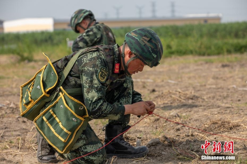 40℃高溫 武警上?？傟牎叭龑崱庇柧殤?zhàn)味十足