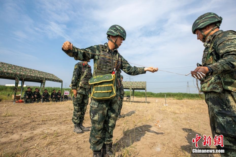 40℃高溫 武警上?？傟牎叭龑崱庇柧殤?zhàn)味十足