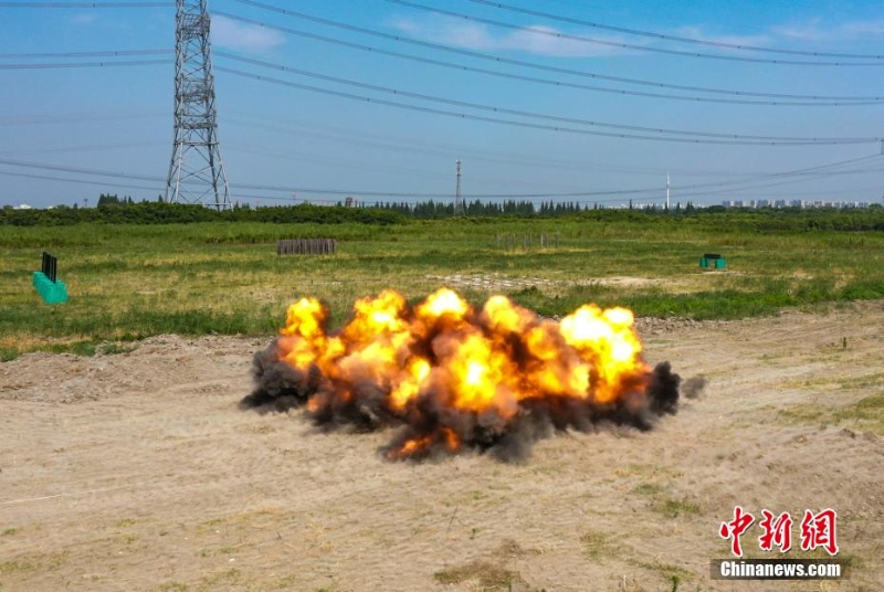 40℃高溫 武警上?？傟牎叭龑崱庇柧殤?zhàn)味十足