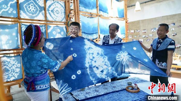 圖為臺灣知名人士邱毅(左二)體驗(yàn)白族扎染?！＄娦?攝