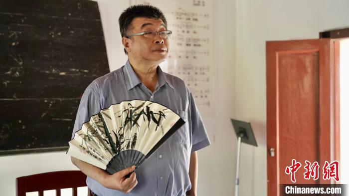 圖為臺灣知名人士邱毅參觀西南聯(lián)大舊址。　鐘欣 攝