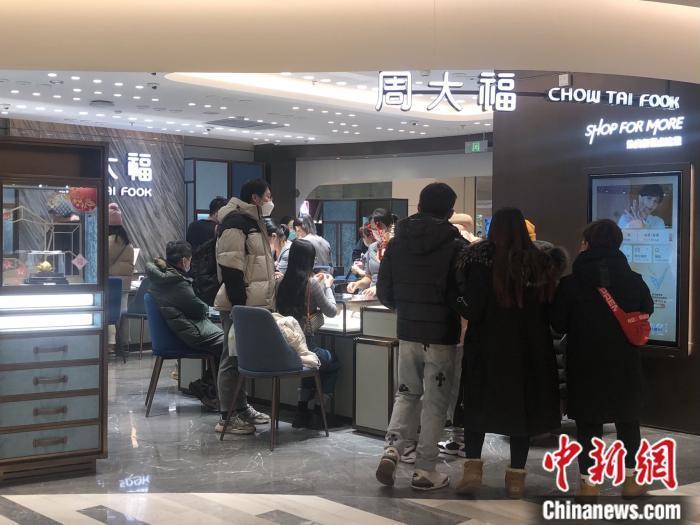 消費(fèi)者在黃金飾品店購物。 <a target='_blank' href='/' >中新網(wǎng)</a> 左宇坤 攝