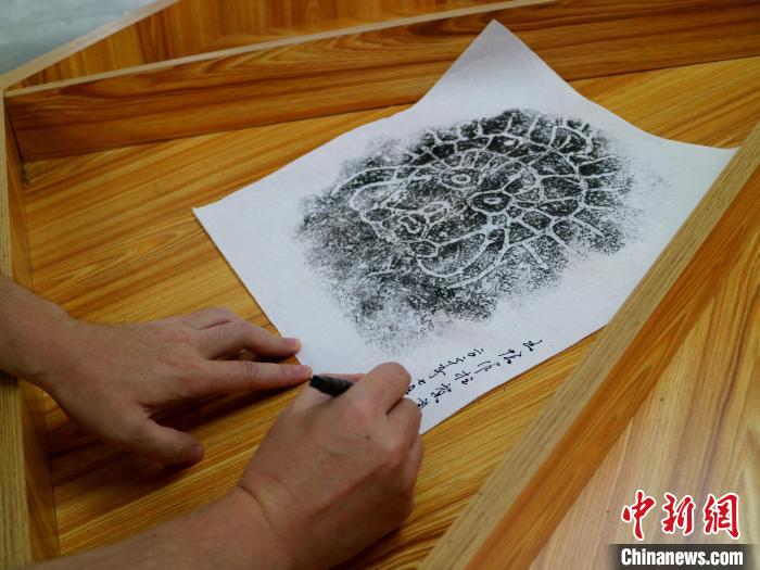 臺青為自己的拓片作品署名?！±钤?攝