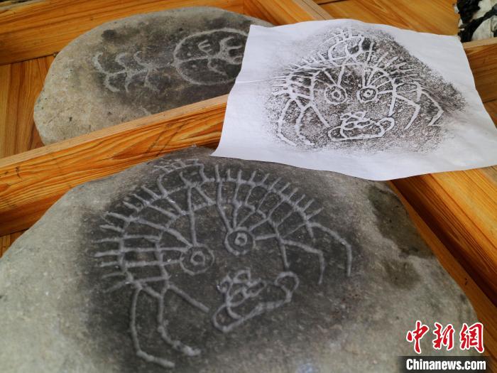 臺青制作的巖畫印記拓片。　李元昊 攝