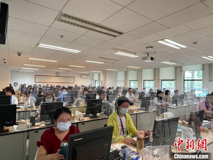 浙江2022年高考評卷現(xiàn)場?！⊥τ?攝