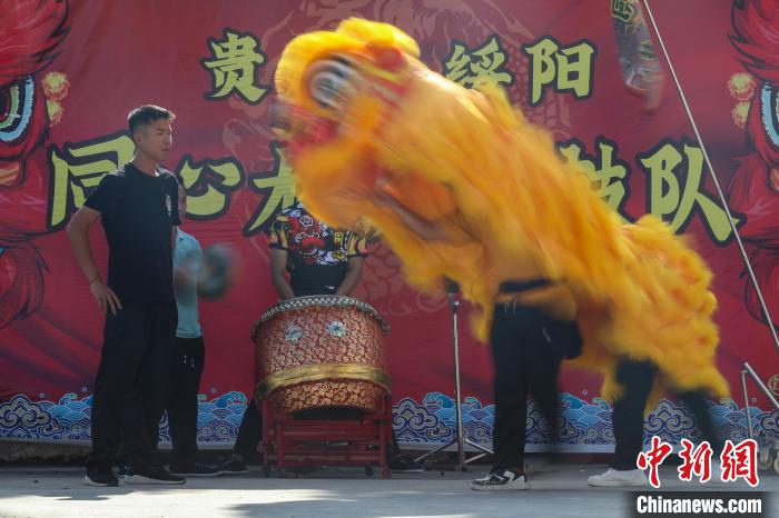 賴翊凡在指導(dǎo)成員萬金宇(獅頭)和萬杰練習(xí)舞獅?！■暮陚?攝